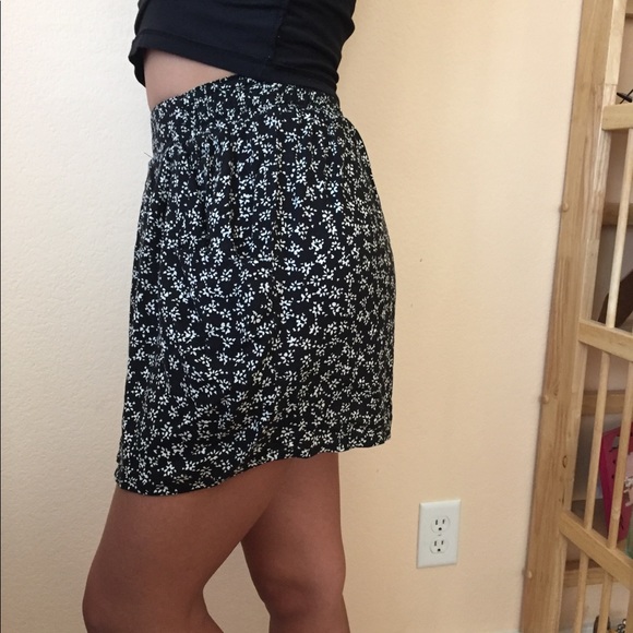 H&M skirt (with pockets!!) - Picture 4 of 4